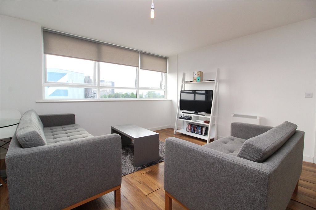 Property photo 3 of 11 Lounge