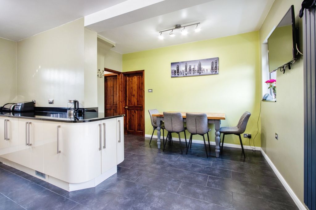 Property photo 3 of 20 Kitchen/Dining Room