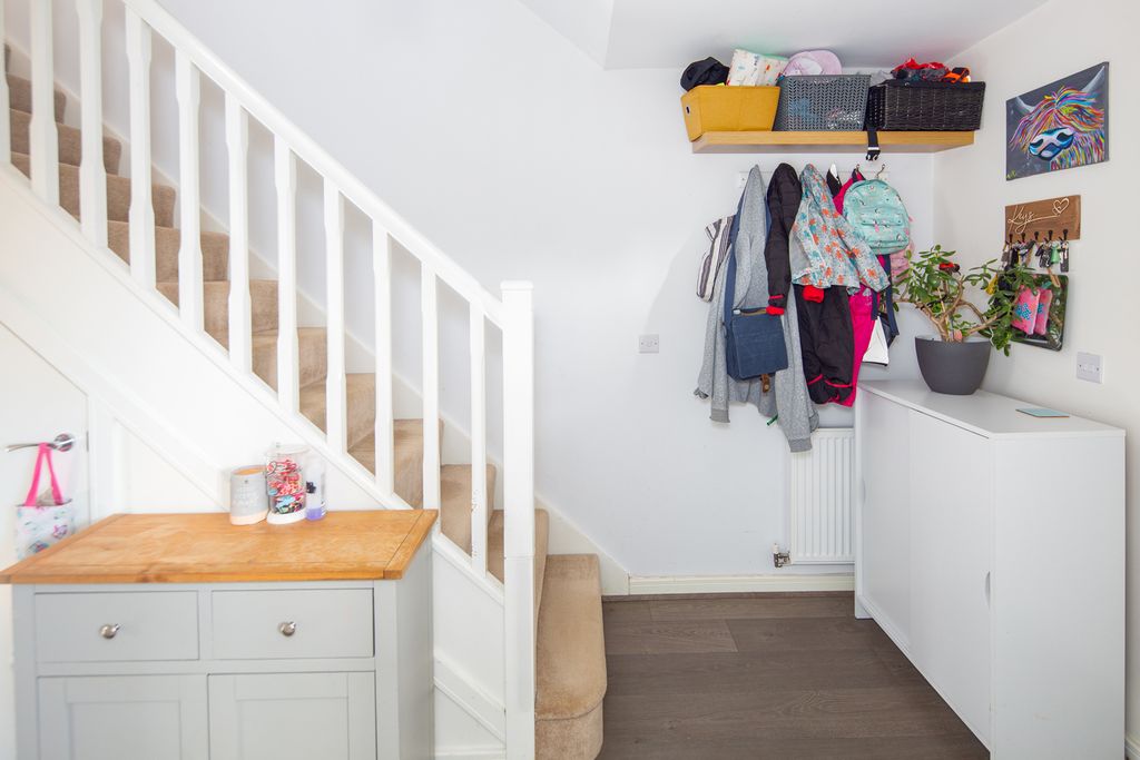 Property photo 3 of 19 Entrance Hall