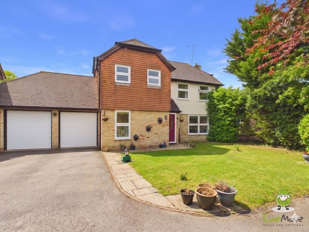 Property photo 1 of 26 Ewemove Estate Agents Basingstoke - Fennel Close