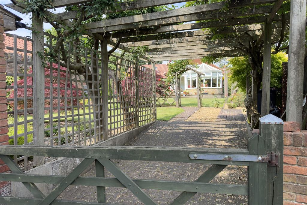 Property photo 2 of 32