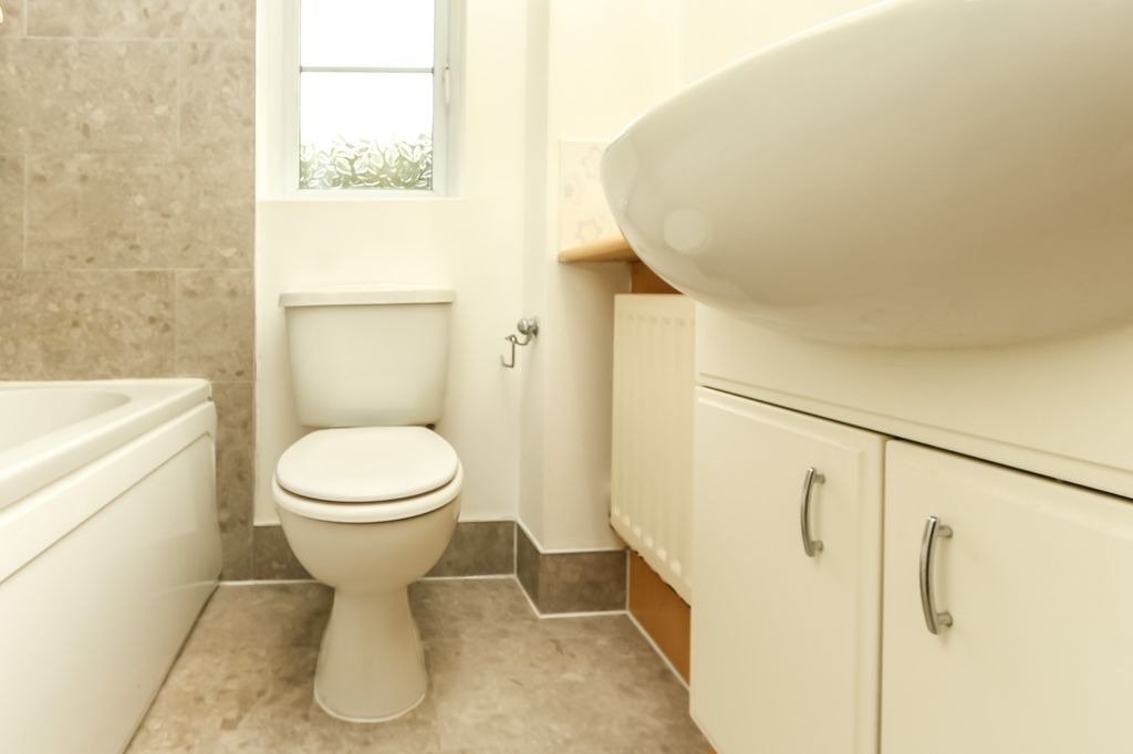 Property photo 3 of 9 Bathroom