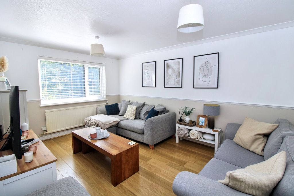 Property photo 2 of 24 Lounge