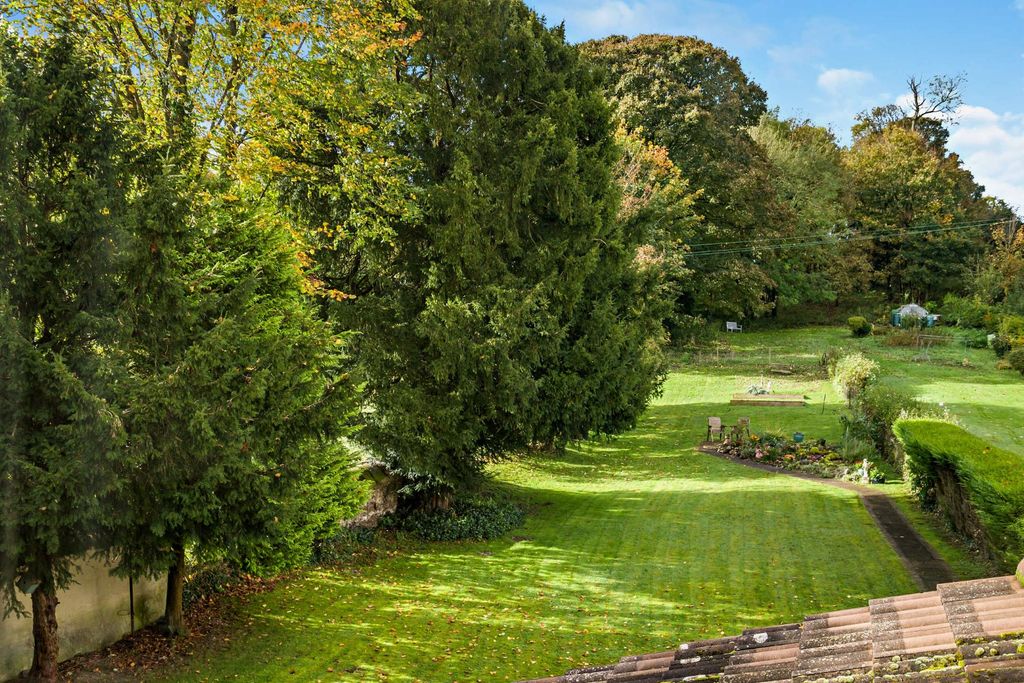 Property photo 3 of 18 Garden
