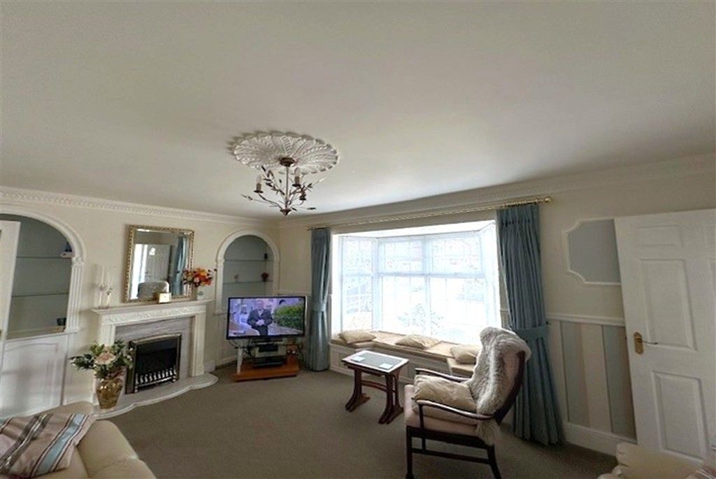 Property photo 3 of 15 Lounge