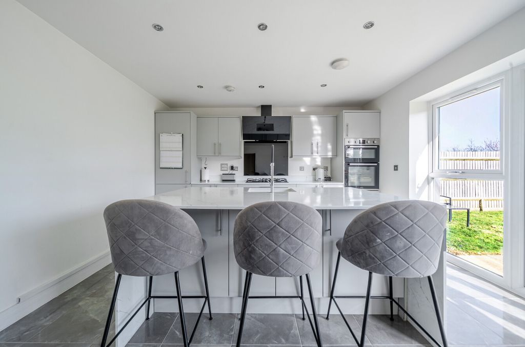 Property photo 3 of 13 1424100-6-69A975d...