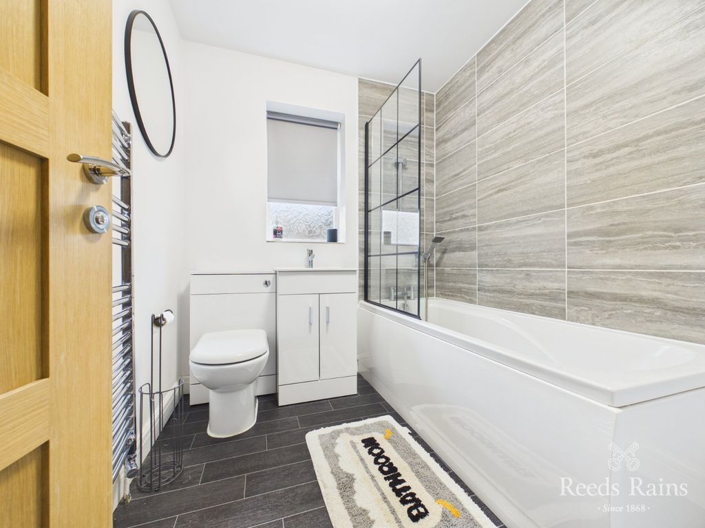 Property photo 3 of 16 Bathroom