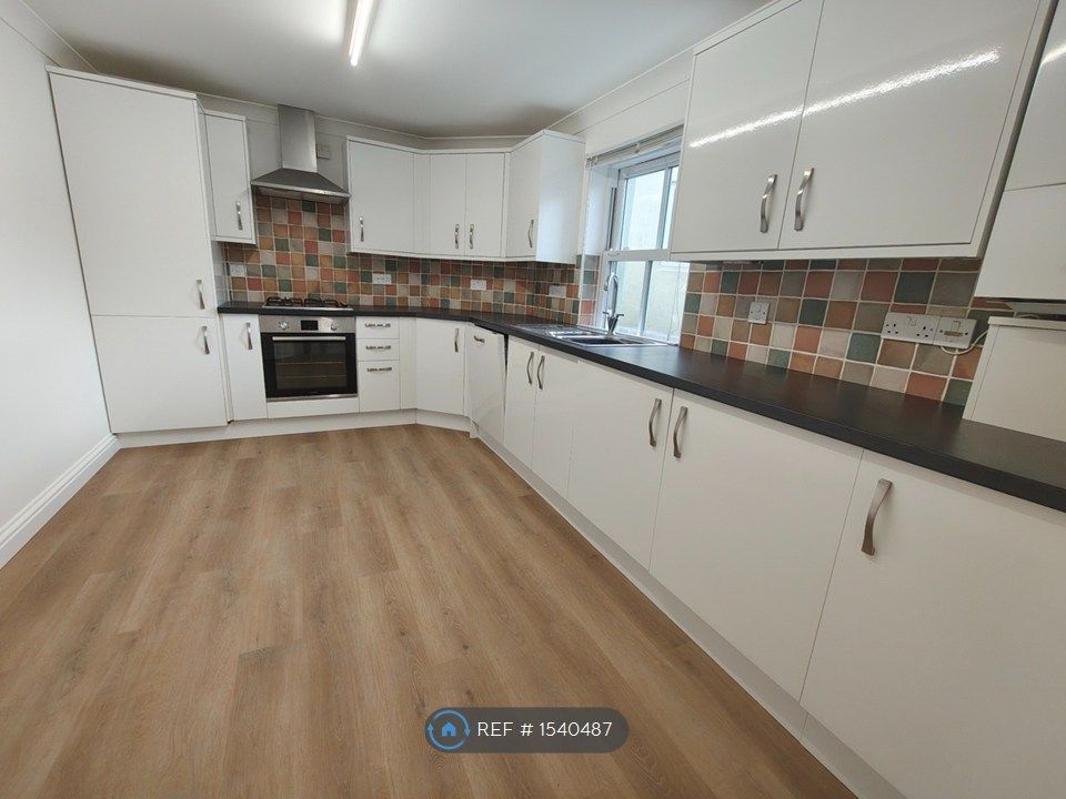 Property photo 3 of 6 Kitchen