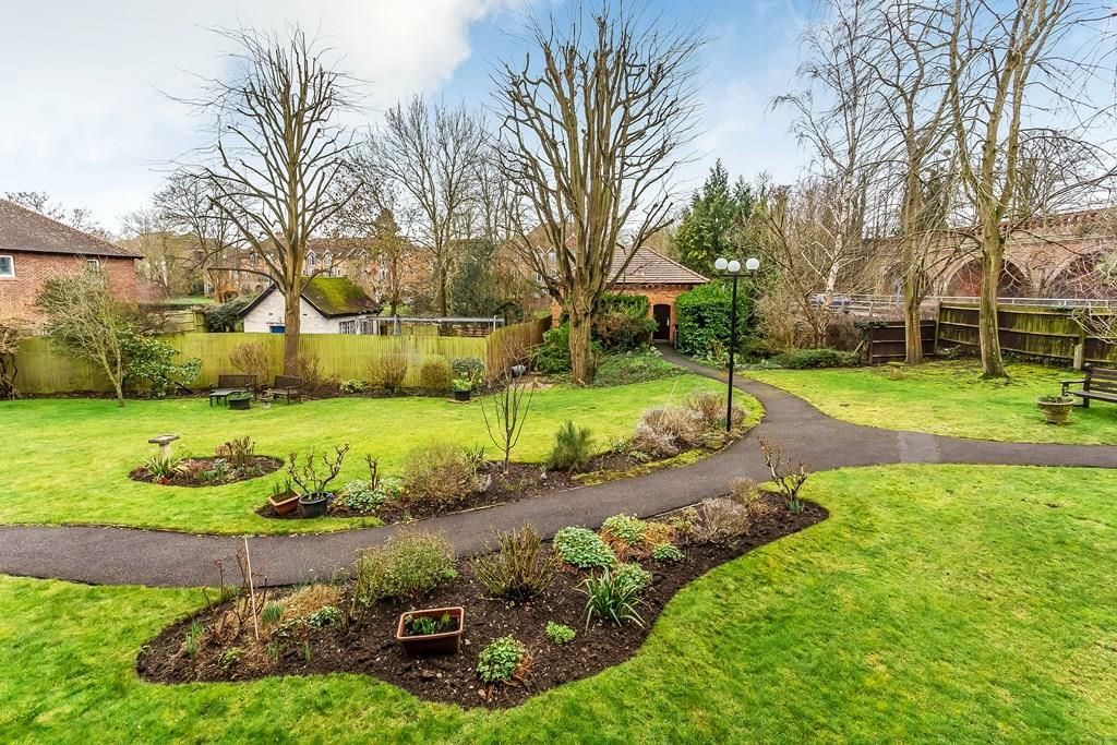 Property photo 2 of 16 Communal Gardens