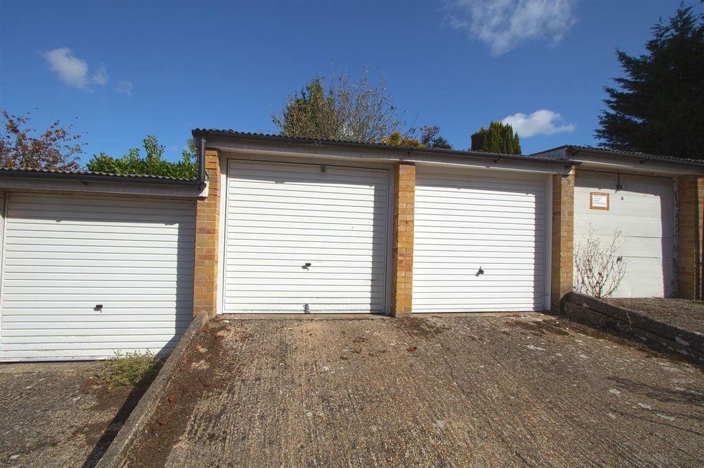 Property photo 3 of 11 Garage