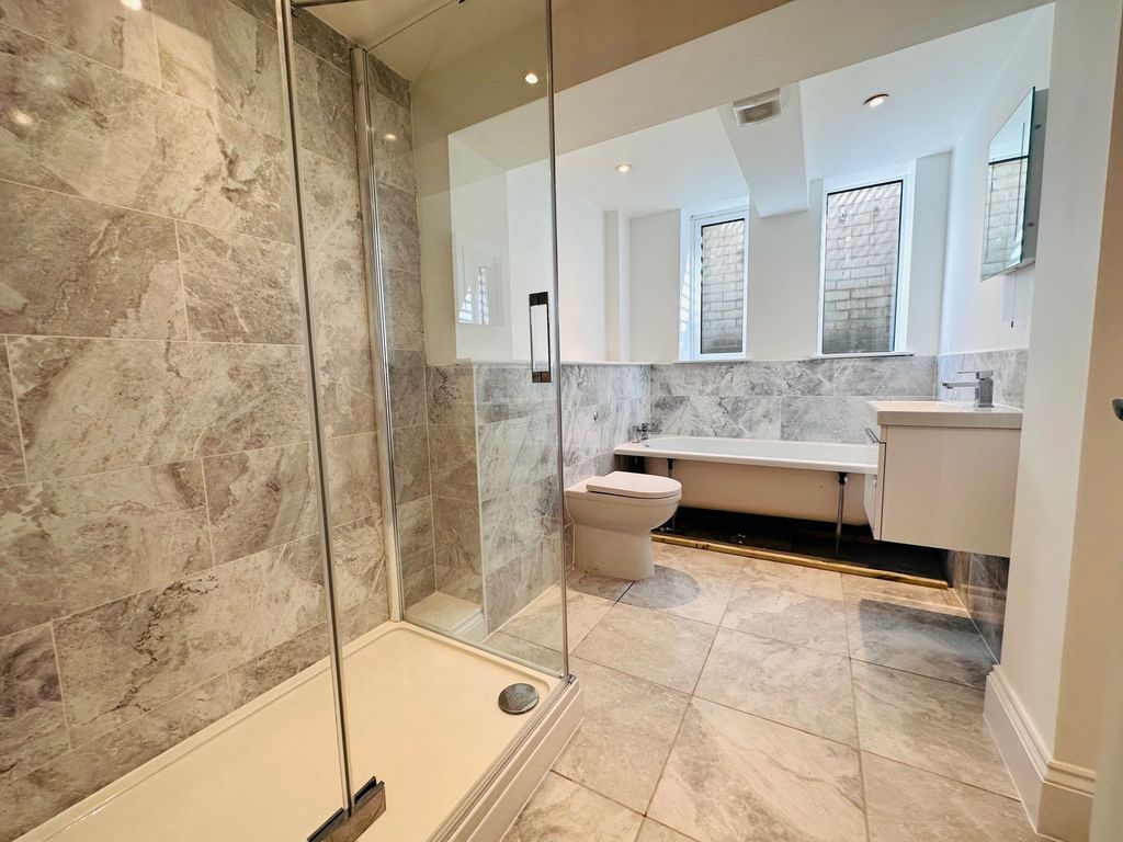 Property photo 3 of 9 Bathroom