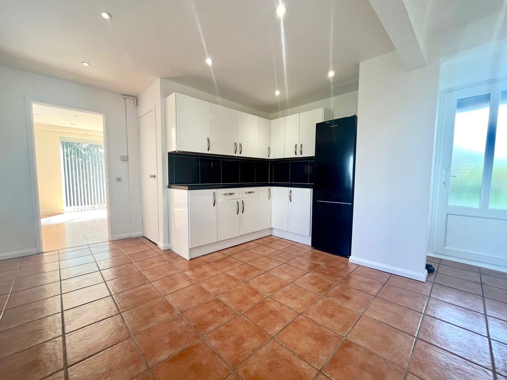 Property photo 3 of 14 Kitchen