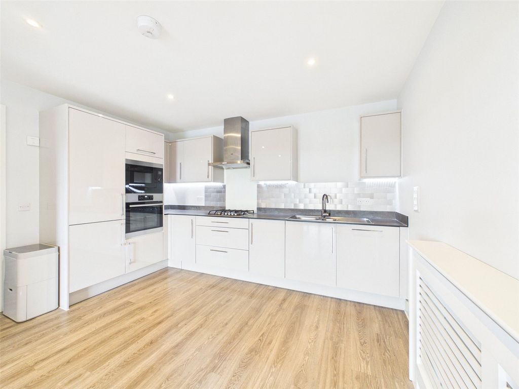 Property photo 2 of 16 Picture No. 11