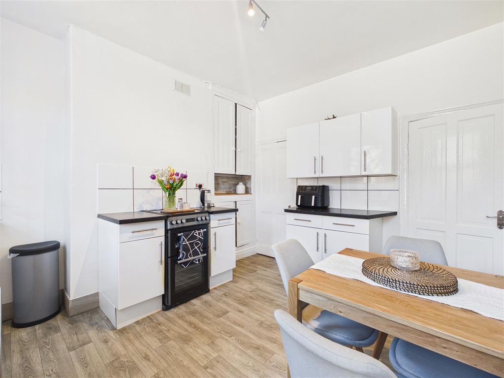 Property photo 3 of 18 Cam05476G0-Pr0161-Still004.Jpg