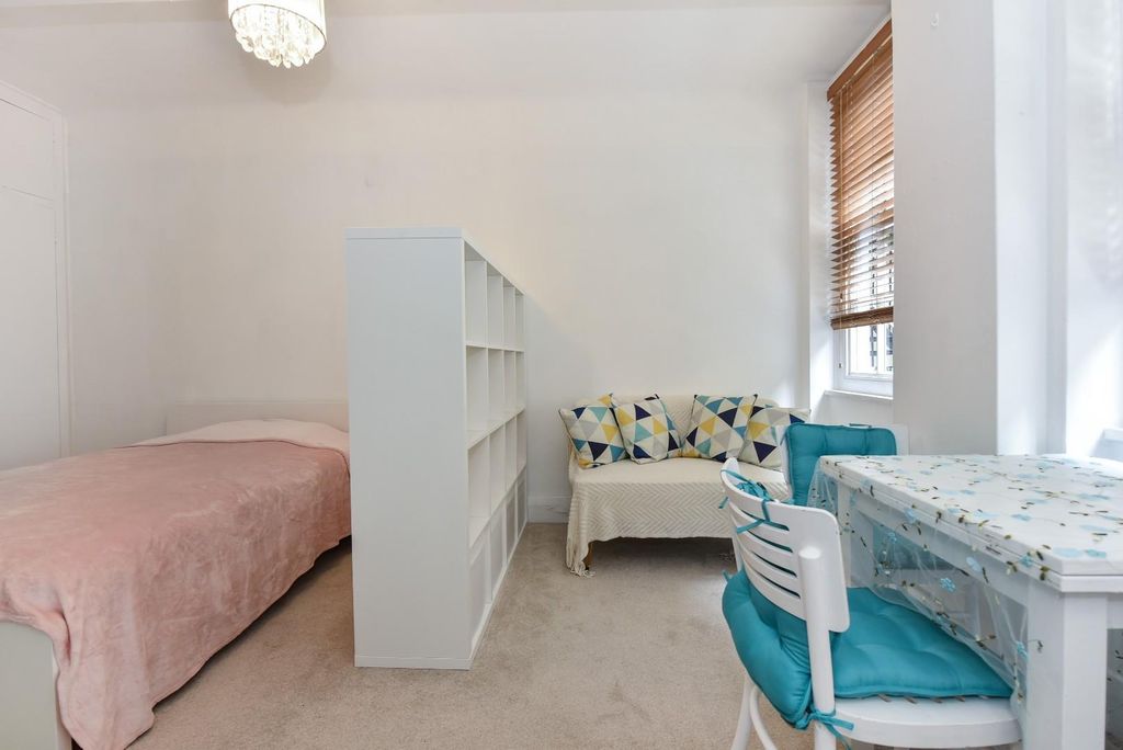 Property photo 3 of 9 3, 15 Portman Square (8).Jpg