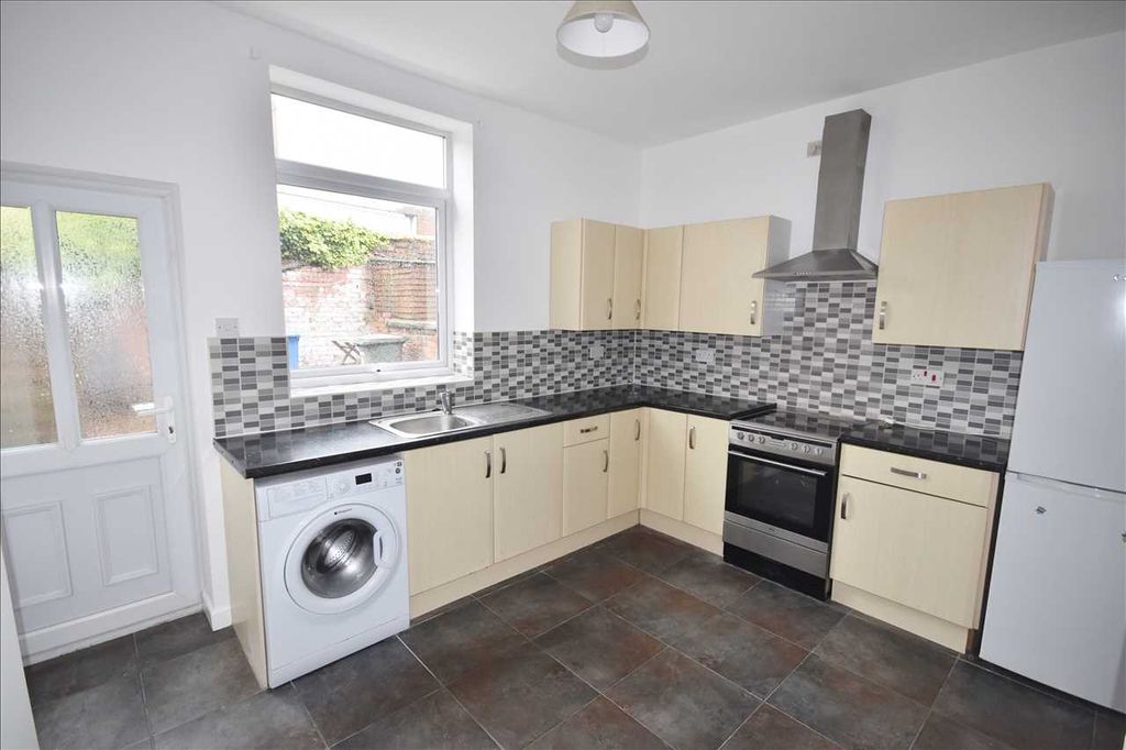 Property photo 3 of 6 Dining Kitchen