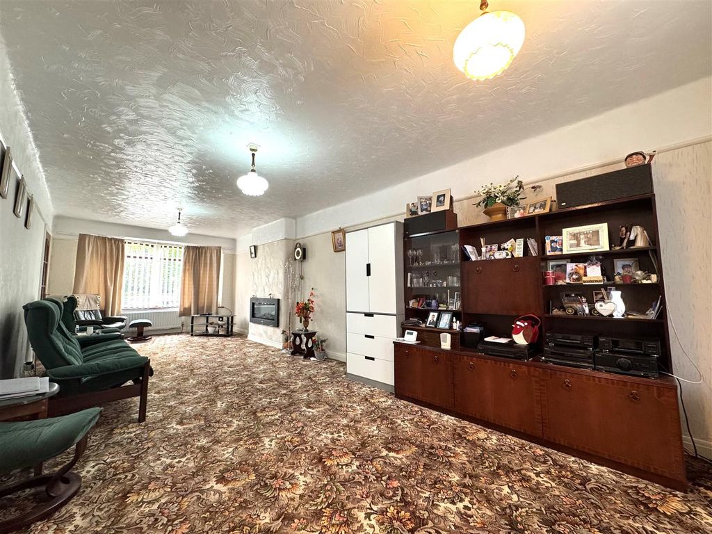 Property photo 3 of 16 Lounge