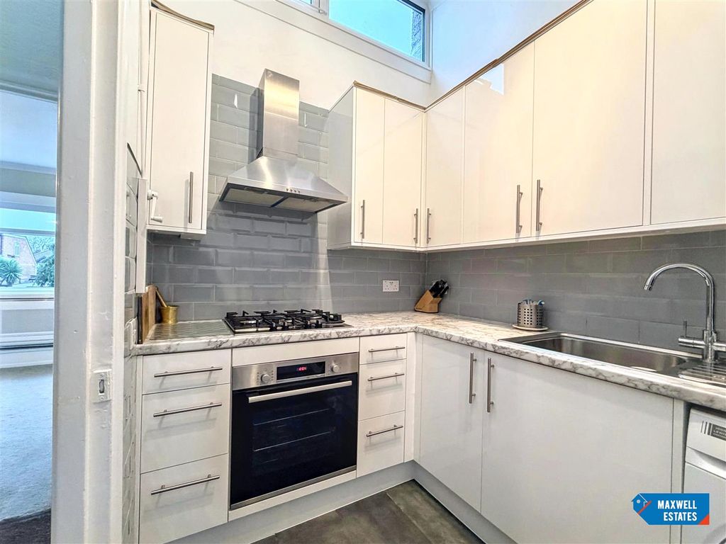 Property photo 3 of 15 Burnt Oak Broadway 3.Jpg