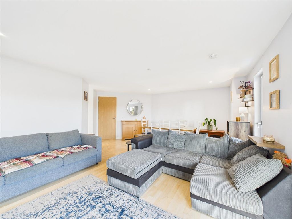 Property photo 2 of 18 Cam01486G0-Pr0945-Still009.Jpg