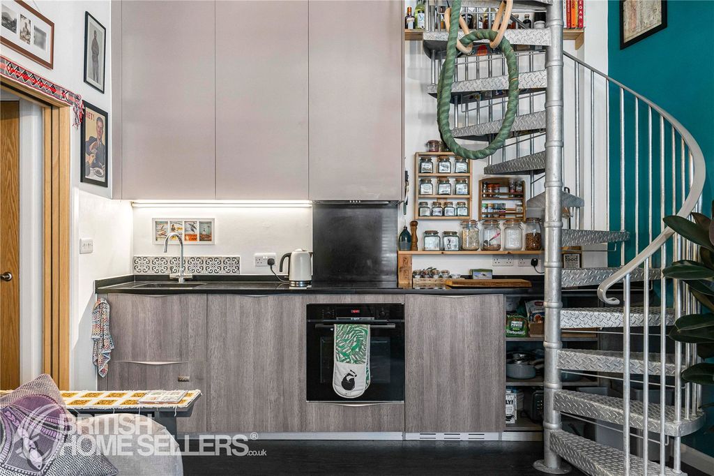 Property photo 2 of 16 Picture No. 14