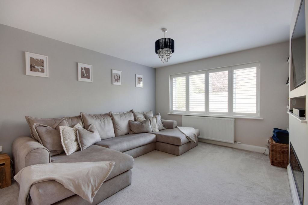 Property photo 3 of 18 Sitting Room