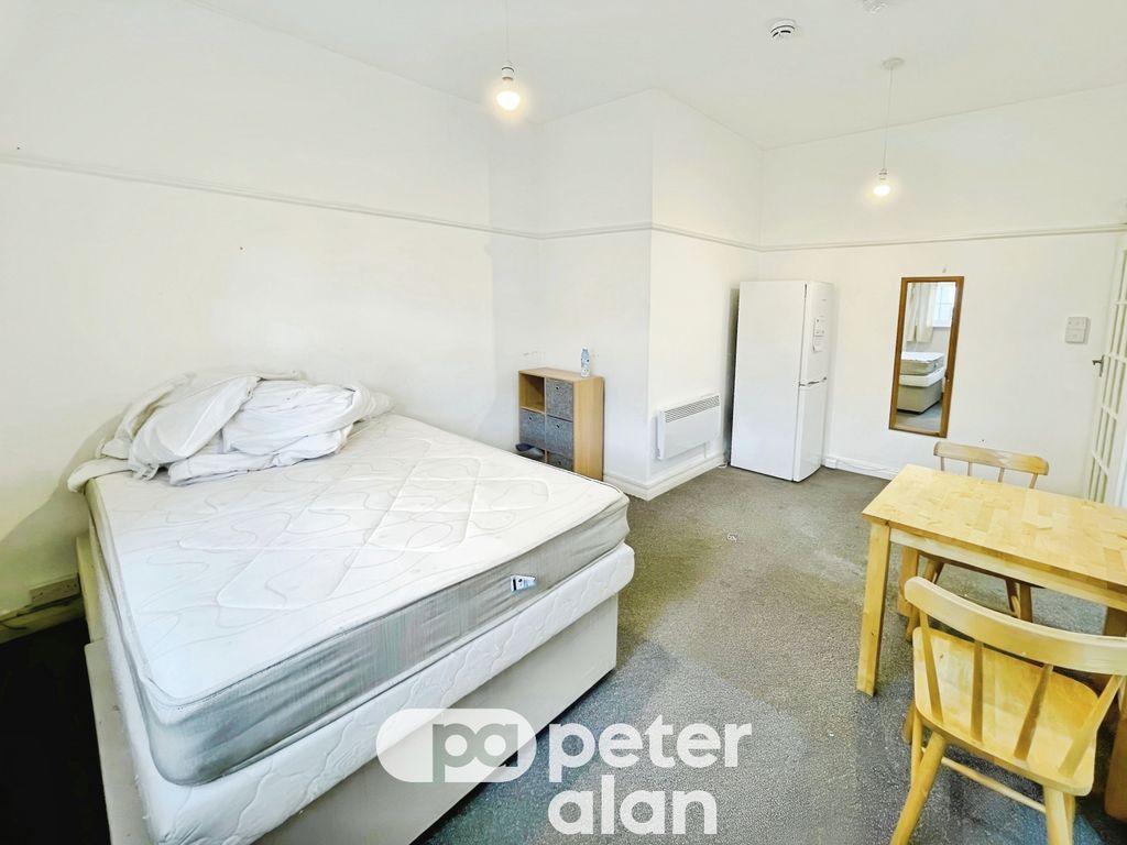 Property photo 2 of 6 Bed1