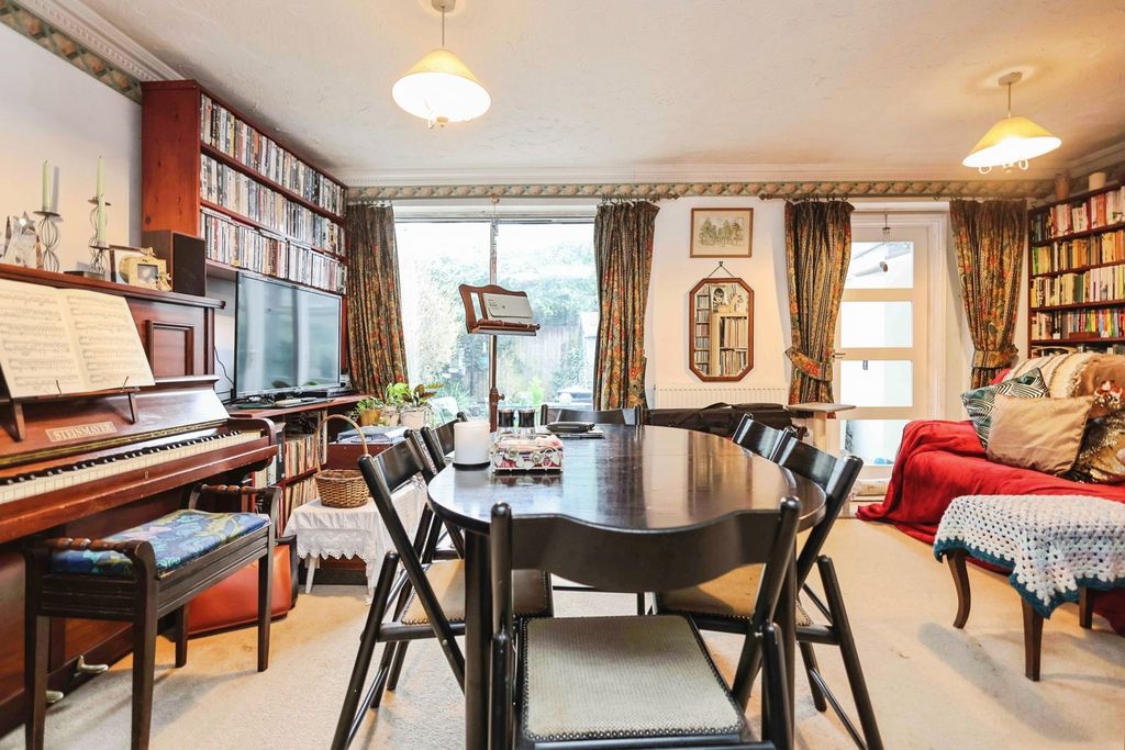 Property photo 2 of 18 Lounge Diner