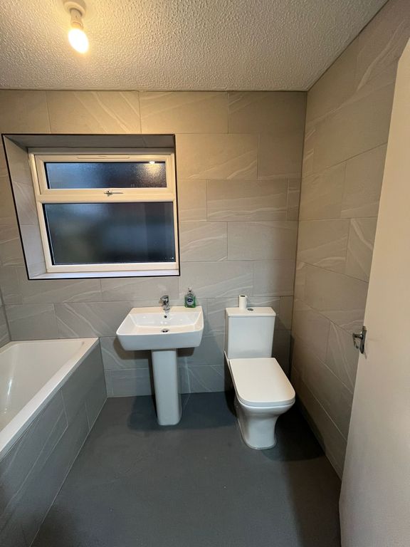 Property photo 2 of 6 Bedroom