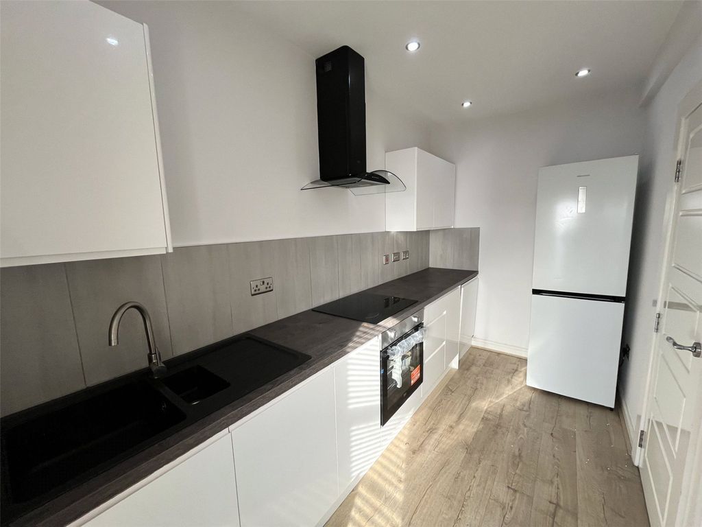 Property photo 3 of 6 Kitchen
