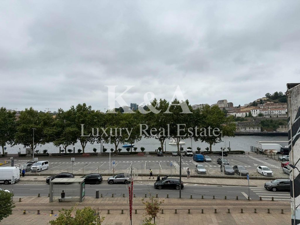 Property photo 1 of 2 Building Sell In Cedofeita, Santo Ildefonso, Sé, Miragaia, São Nicolau E Vitória,Porto