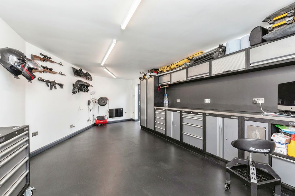 Property photo 3 of 19 Workshop/Outbuilding