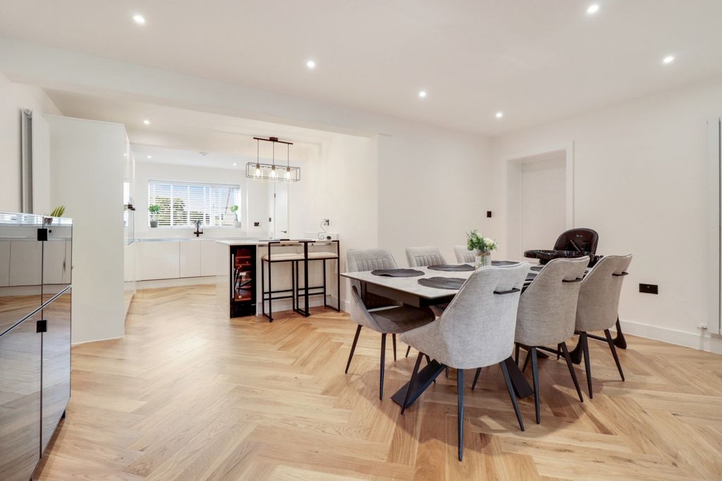 Property photo 3 of 15 Dining Area