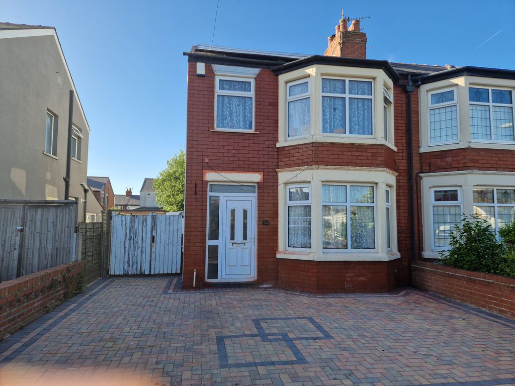 Property photo 1 of 9 1000136816