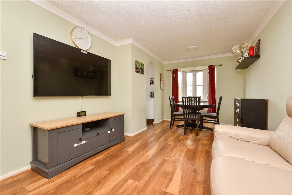 Property photo 3 of 11 Lounge