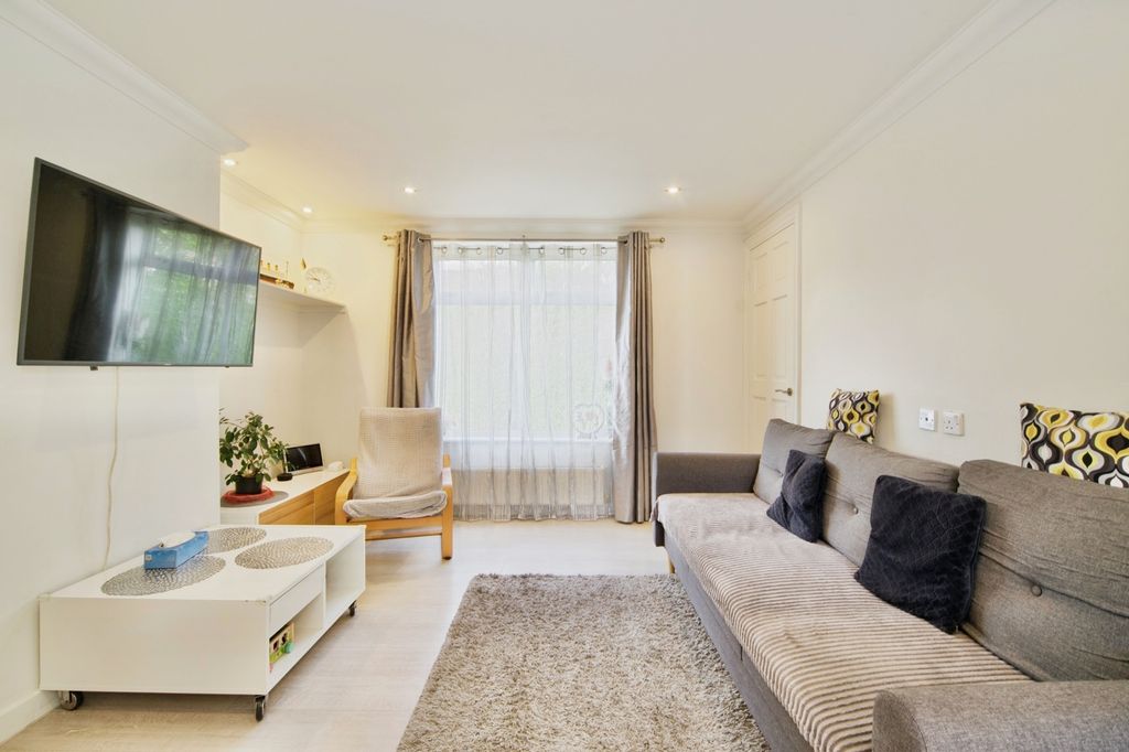 Property photo 2 of 16 Lounge