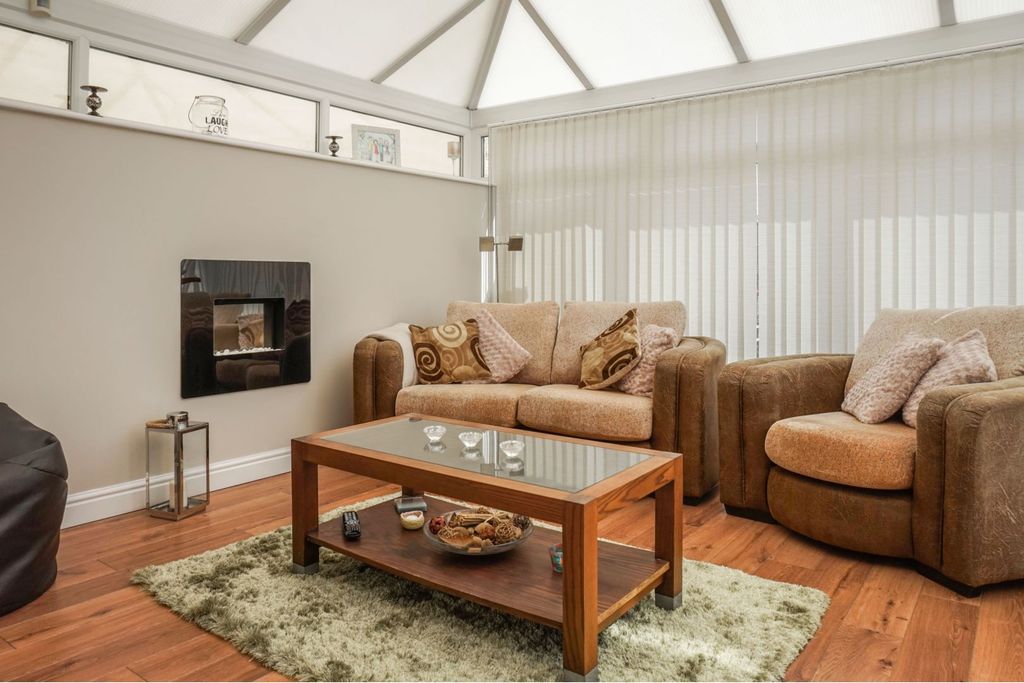 Property photo 3 of 33 Conservatory