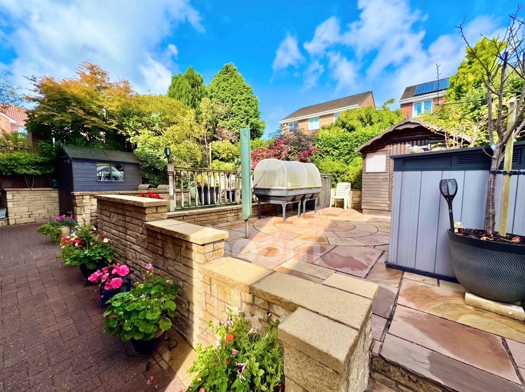 Property photo 2 of 32 Glen Court, Dalry Rear Garden Shot