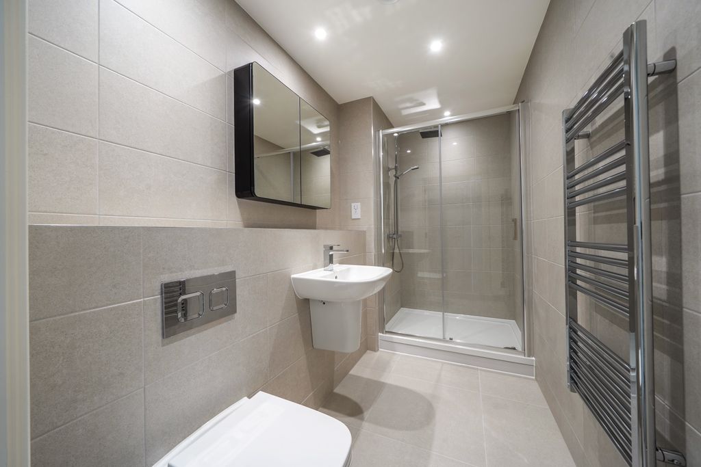 Property photo 2 of 4 1492530-11-6A55Fa...
