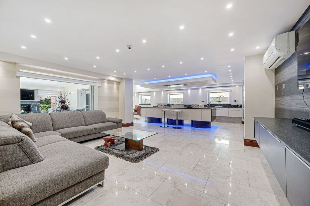 Property photo 1 of 44