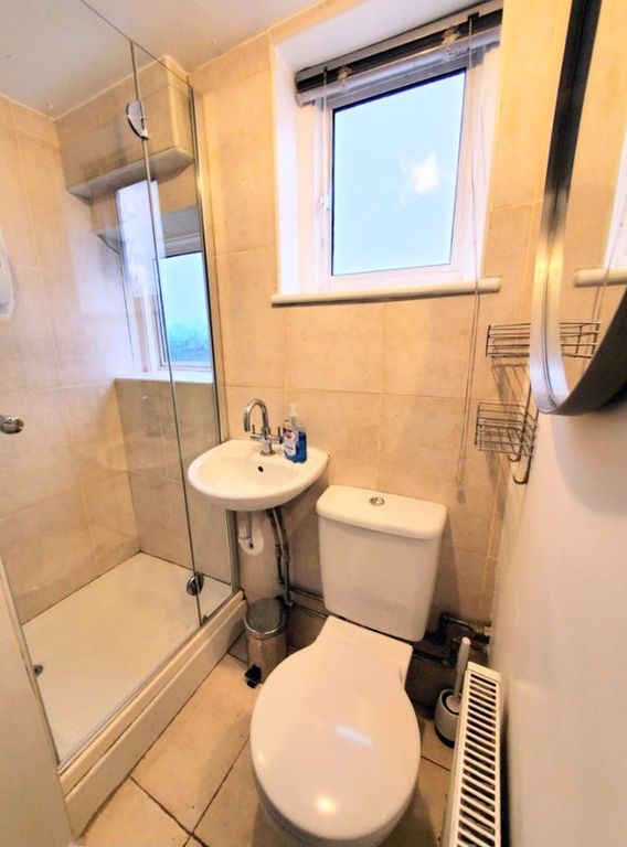 Property photo 2 of 7 Private Bathroom