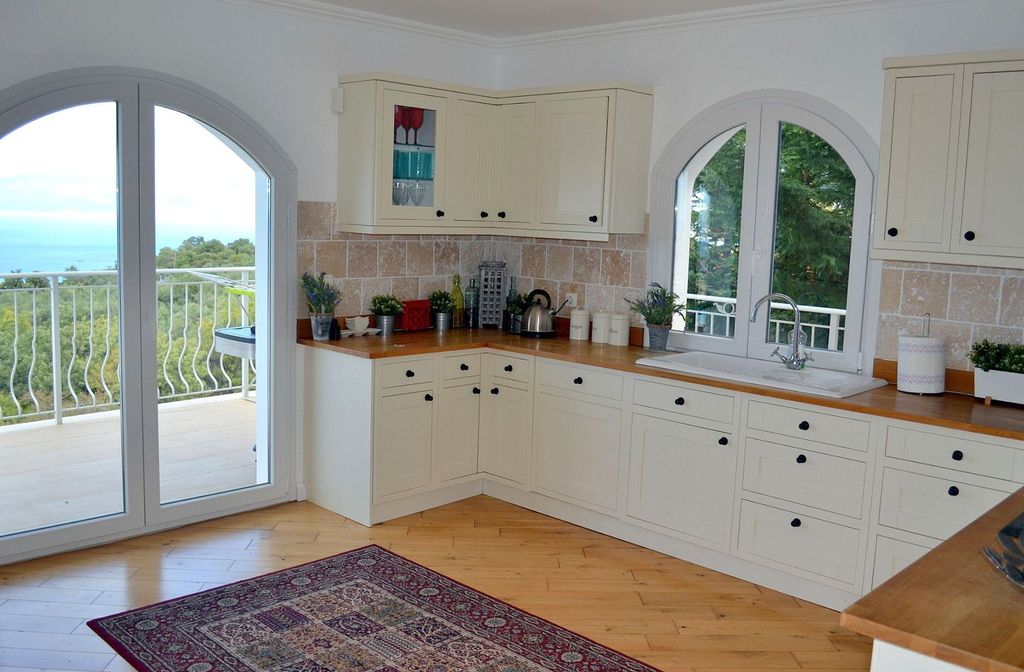 Property photo 3 of 21 Kitchen