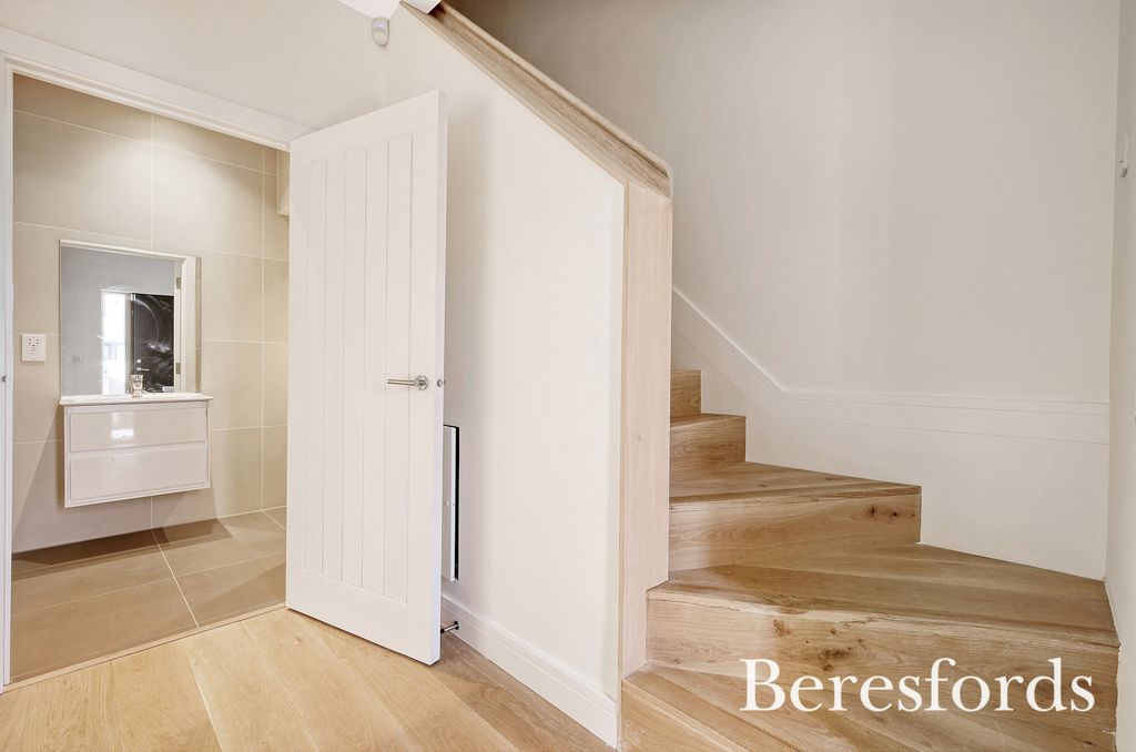 Property photo 2 of 23 Hallway