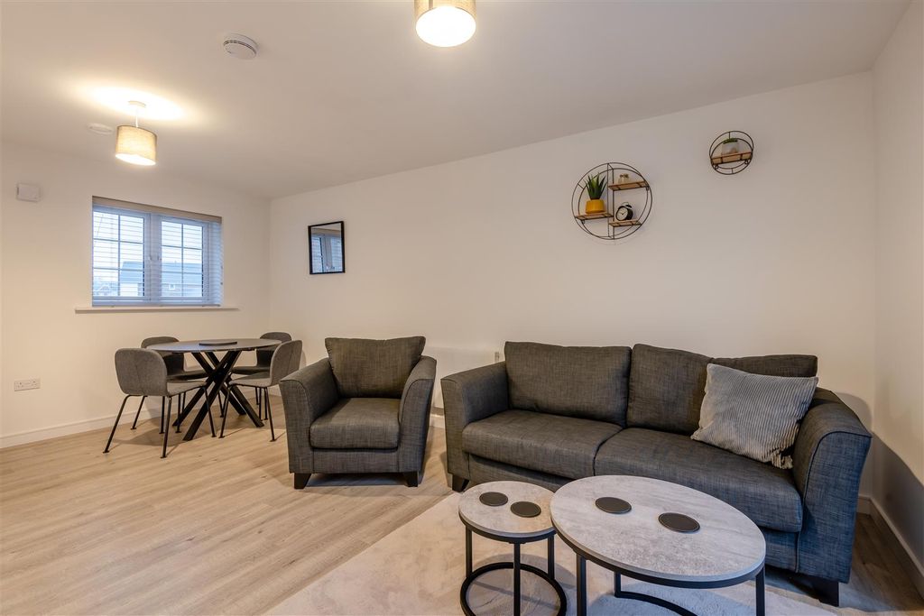 Property photo 3 of 10 8681036-Interior13.Jpg