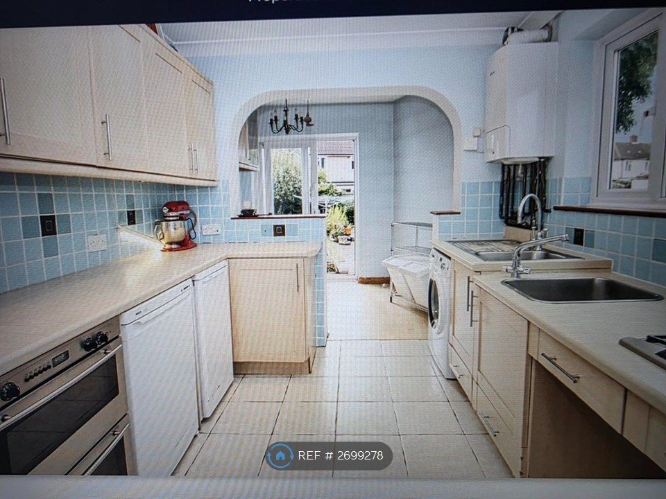 Property photo 3 of 12 Kitchen