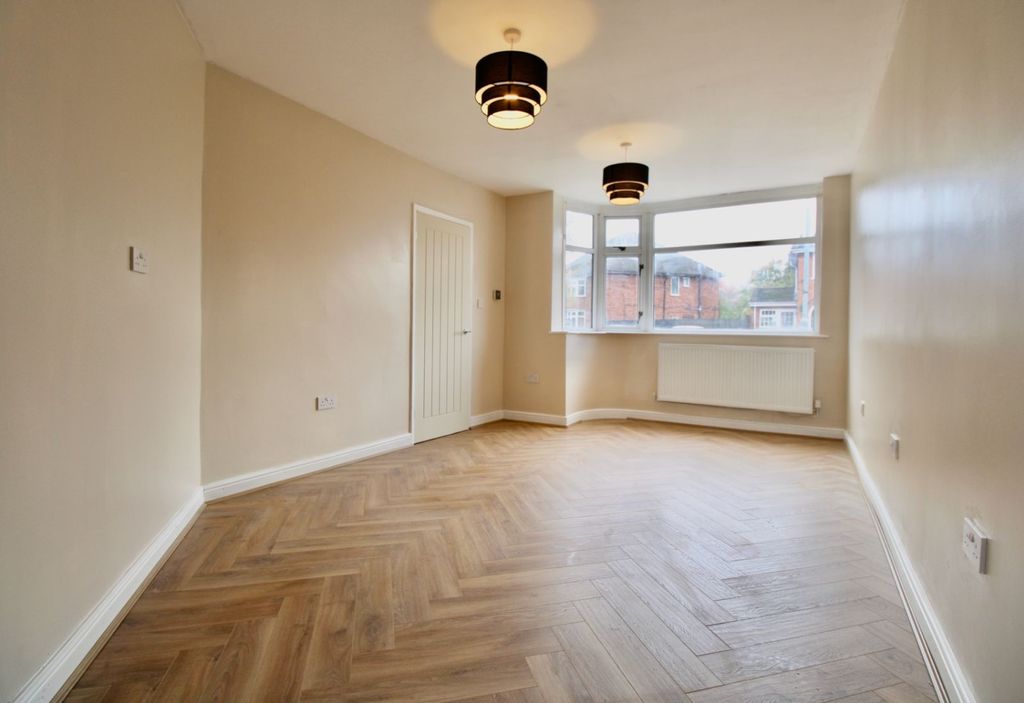 Property photo 3 of 14 Lounge