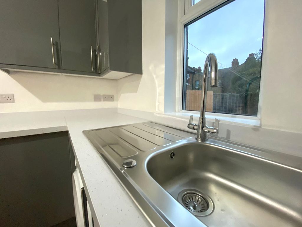 Property photo 3 of 26 Image00004