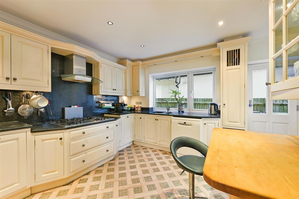 Property photo 2 of 29 Downs Wood, 72- (2).Jpg