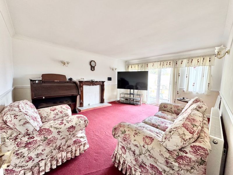 Property photo 3 of 11 Lounge