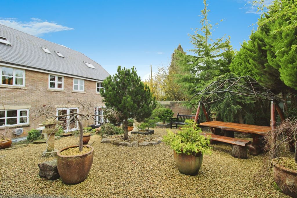 Property photo 2 of 34