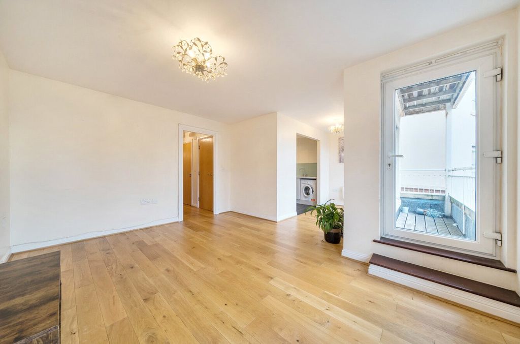 Property photo 2 of 20 1393815-16-694288...